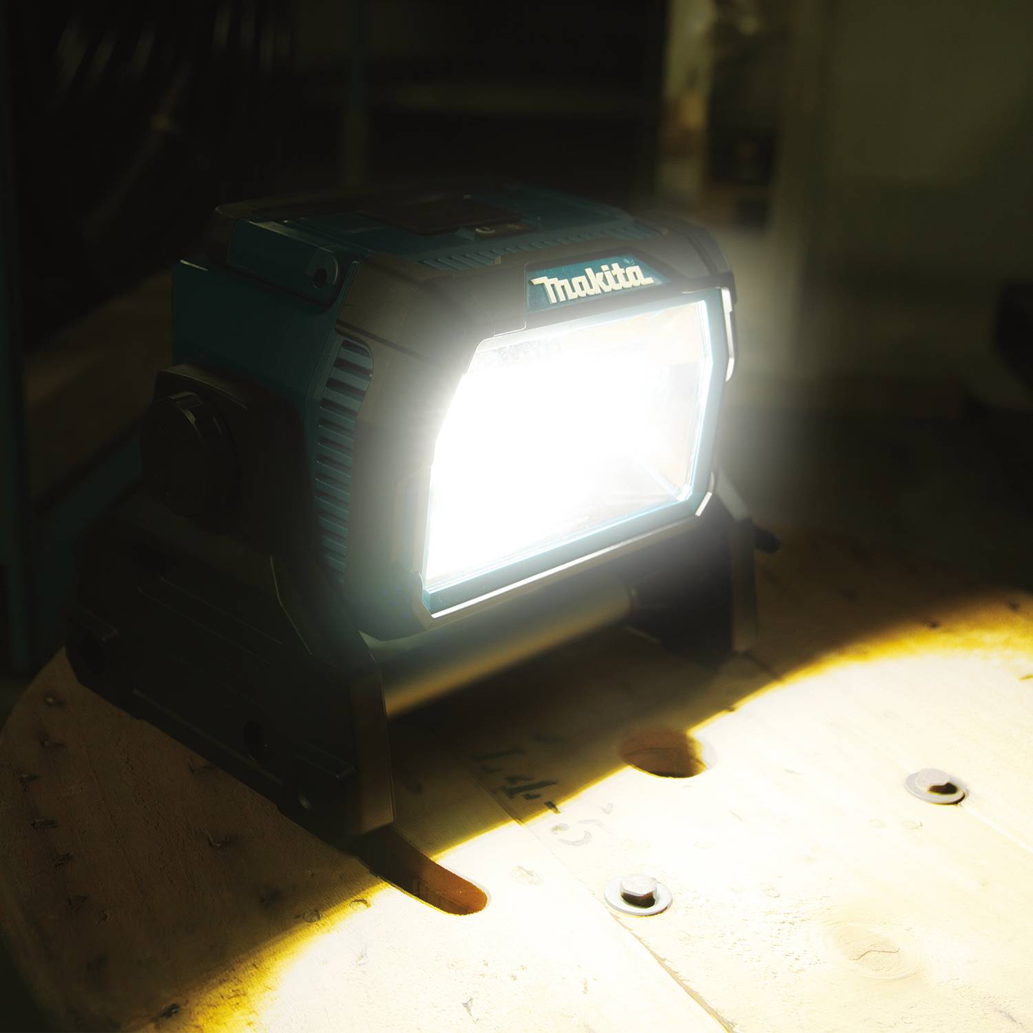 Makita 18V X2 LXT® Lithium‑Ion Cordless/Corded Work Light, Light Only 4 Makita 18V X2 LXT® Lithium‑Ion Cordless/Corded Work Light, Light Only - Image 4